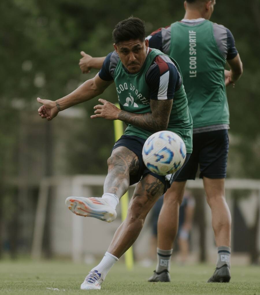 Talleres players working with the ball